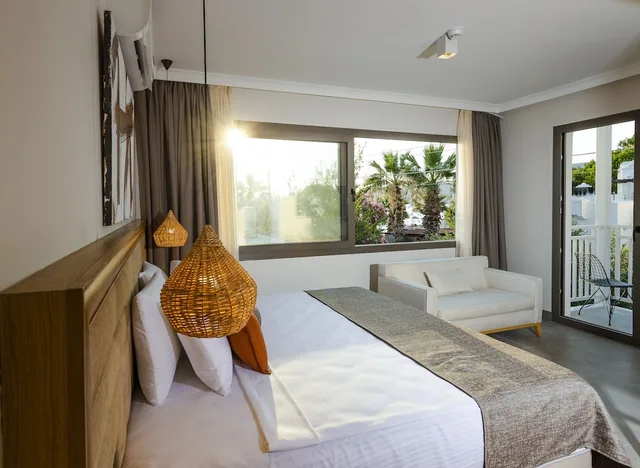 جناح جونيور بسرير كينج بإطلالة على البحر بغرفة نوم واحدة بحوض جاكوزي، Yalipark Beach Hotel 2/6
