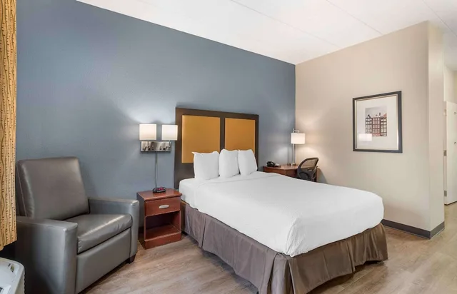 غرفة بسرير كينج بمطبخ لذوي الإعاقة، Studio 6 Corporate Extended Stay Chicago Lisle IL 7/10