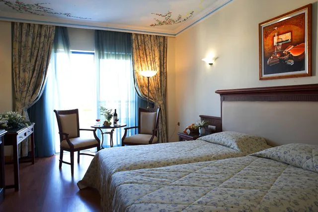 غرفة قياسية بإطلالة جزئية على البحر، Atrium Palace Thalasso Spa Resort and Villas 2/4
