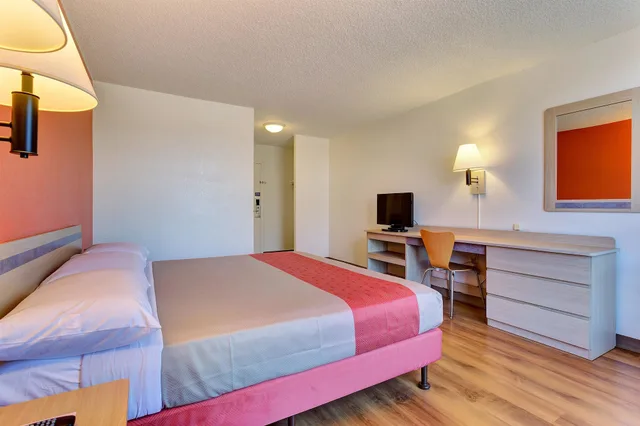 غرفة قياسية بسرير كينج، Motel6 Belmont, CA San Francisco Redwood City 3/10
