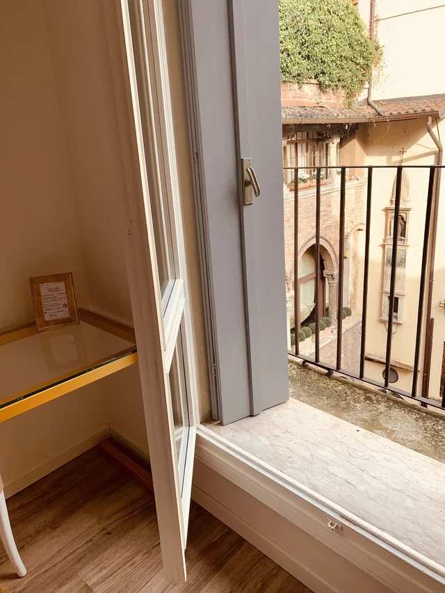 غرفة بسرير فردي بإطلالة على المدينة بشرفة، Palazzo Otello 1847 Wellness Spa 3/4