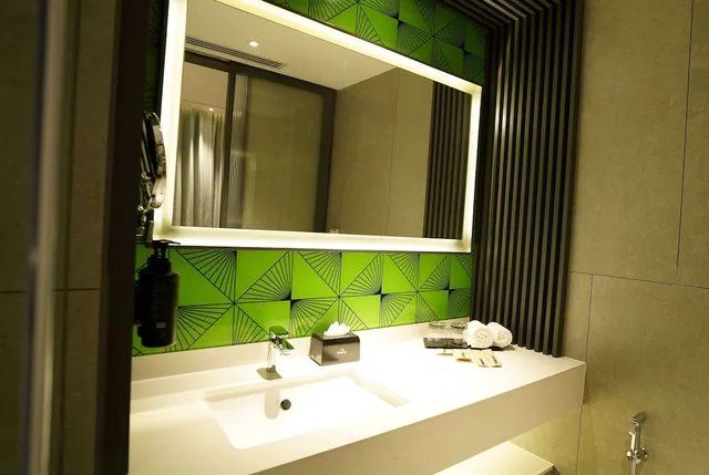 غرفة بريميوم بسرير كينج، Ramada Encore by Wyndham Bareilly Civil Lines 6/7