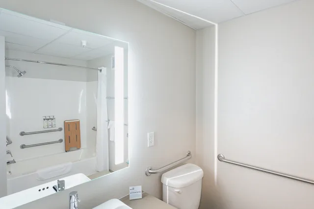 غرفة بسرير كينج لذوي الإعاقة، Holiday Inn Express & Suites Marquette, an IHG Hotel 10/10