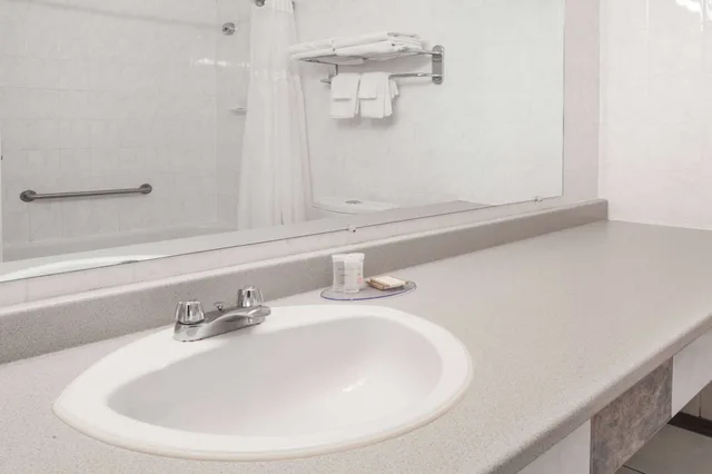 Efficiency, Queen Bed، Thriftlodge By Wyndham Moncton 1/1