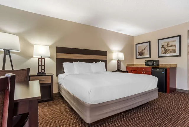 غرفة قياسية بسرير كينج لذوي الإعاقة، Best Western Oak Manor 1/3