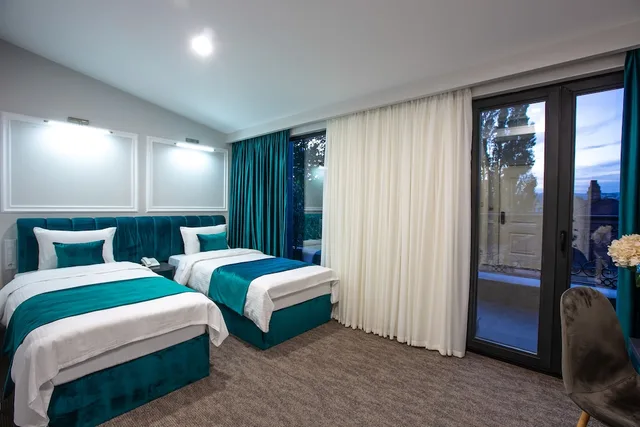غرفة عائلية بسرير كوين وسريرين منفصلين، Royal Inn Hotel Tbilisi 2/3