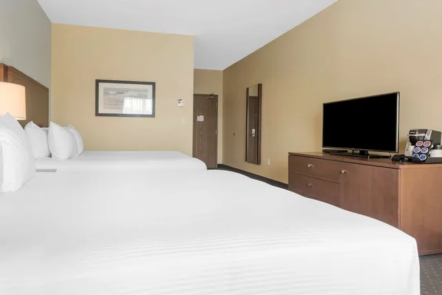 جناح بسريرين كوين مع أريكة بمنطقة جلوس بمطبخ صغير، Best Western Plus Liverpool Hotel & Conference Centre 3/9