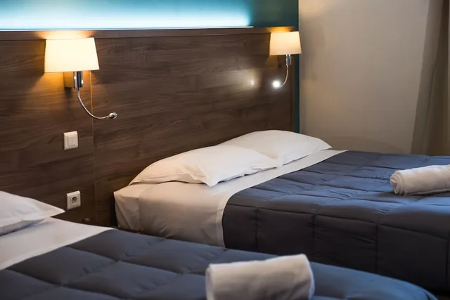 غرفة كومفورت ثلاثية بسرير مزدوج وسرير فردي، Hotel Les Pieux 7/10