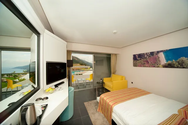 غرفة قياسية بسرير مزدوج بإطلالة جزئية على البحر مع أريكة، Orka Sunlife Hotel Resort Aquapark 3/7