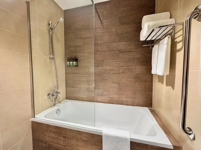 جناح بسرير كينج بإطلالة على المدينة بمطبخ في طابق مرتفع، Staybridge Suites Doha Lusail 5/6