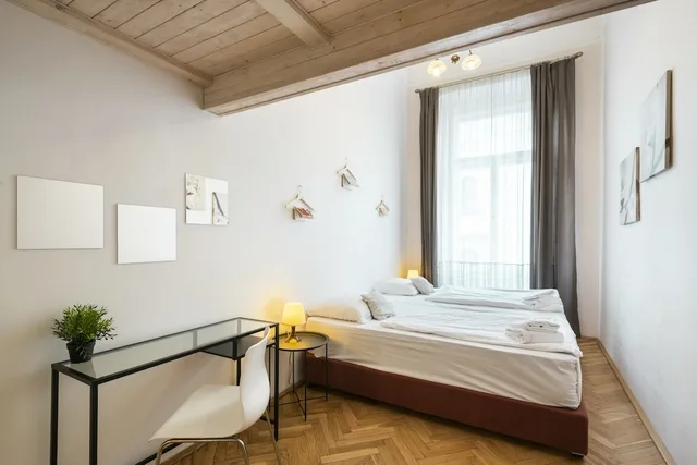 Mezzanine, 2 Bedrooms, Grand, Apartment, 5 Beds, Bunk Bed, 3 Double Beds, Sofa, Kitchen، Hybernska Apartments 3/10