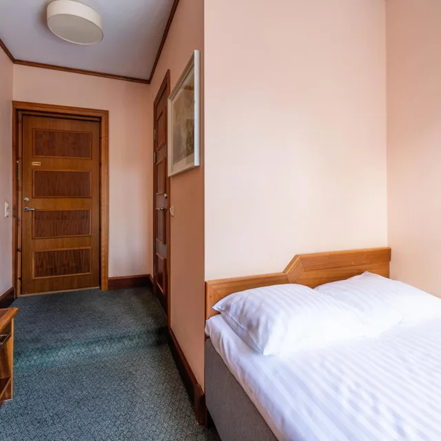 Small Double, Victoria Hotel 2/6