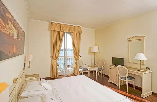 غرفة ثلاثية، Hotel Savoy Palace 4/8