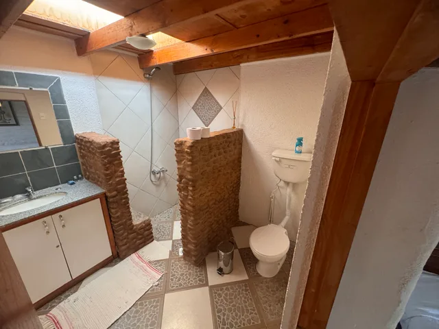 غرفة ثلاثية بسريرين منفصلين بحمام خاص، Ruka Zen Lodge 5/7