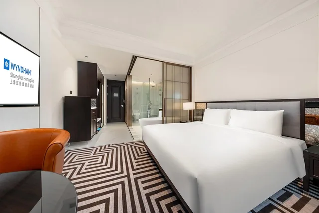 غرفة فاخرة بسرير كينج وسرير كوين، Wyndham Shanghai Hongqiao 1/4