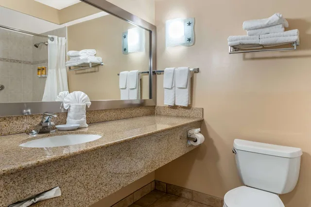 جناح بسرير كينج مع أريكة بمنطقة جلوس، Best Western Plus Capitola By the Sea Inn Suites 3/3
