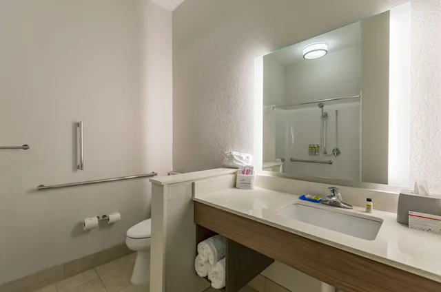 جناح بسريرين كوين مع أريكة، Holiday Inn Express And Suites San Marcos South 3/7
