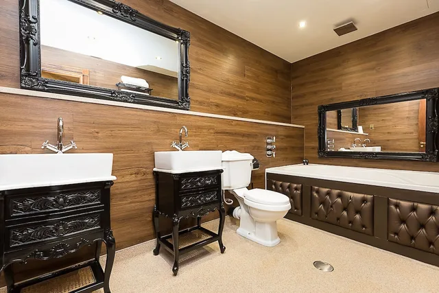 Cave, 8 Double Beds، The Dixie Dean Hotel 6/7
