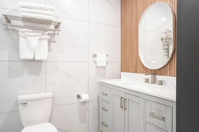غرفة بزنس بسرير كينج، Travelodge by Wyndham Langley 3/4