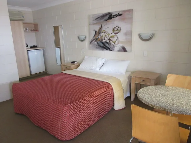 غرفة بسرير كوين، NAMBOUR LODGE MOTEL 1/3