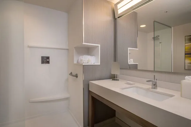 غرفة بسرير كينج، Courtyard by Marriott Houston Northeast 3/3