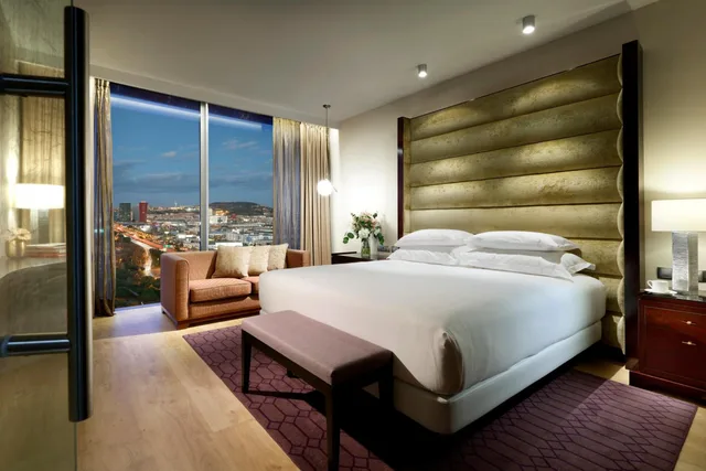 غرفة ديلوكس بانورامية بسرير كينج بإطلالة في طابق مرتفع، Hyatt Regency Barcelona Tower 3/3