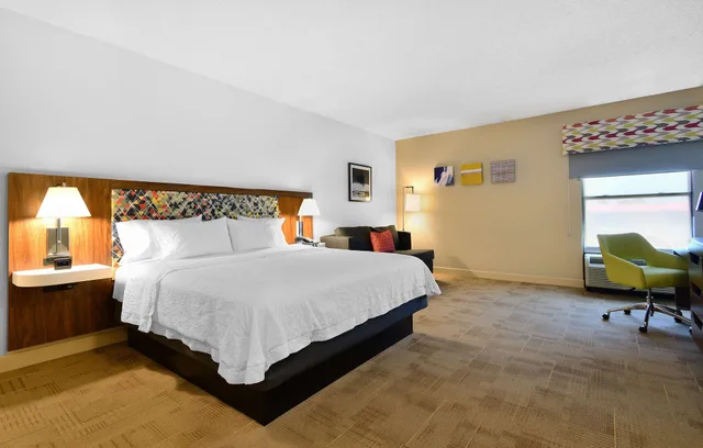 غرفة بسرير كينج مع أريكة، Hampton Inn Santee-I-95 2/10