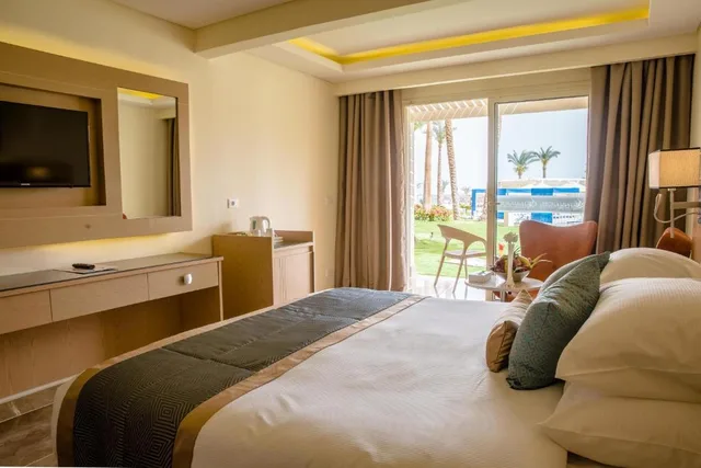 غرفة ديلوكس بسرير مزدوج أو سريرين منفصلين بإطلالة على المسبح، Beach Albatros Resort - Hurghada 1/1