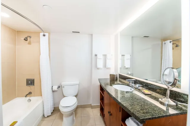 جناح تنفيذي بسرير كينج بشرفة، DoubleTree by Hilton Hotel Carson CA 3/3