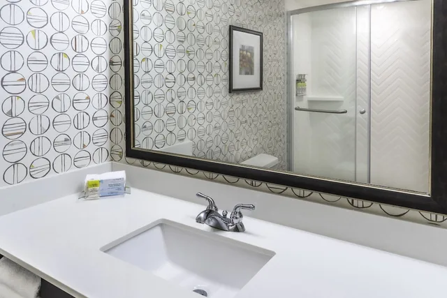 غرفة بريميوم، Holiday Inn Hotel And Suites Milwaukee Airport 4/6