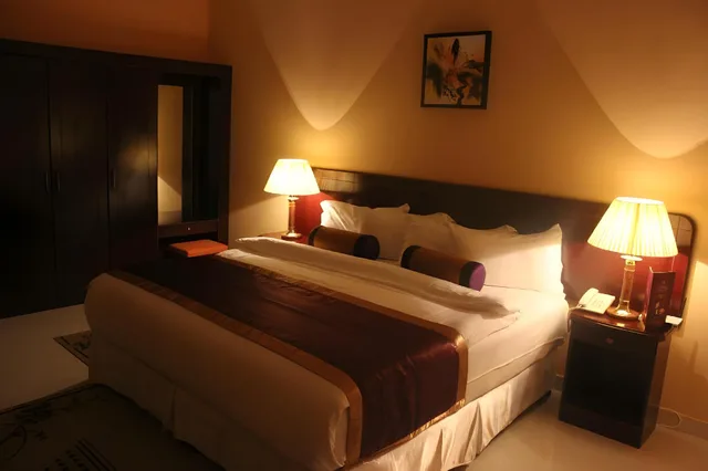 غرفة قياسية بسرير كينج، Royal Garden Hotel 1/2