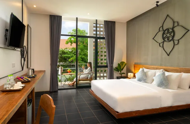 غرفة ديلوكس بسرير مزدوج بإطلالة على المسبح بشرفة، Phka Chan Hotel 5/10