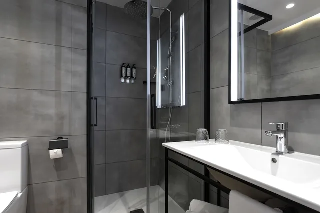 غرفة رباعية بسرير مزدوج وسرير بطابقين، Petit Palace Cliper Gran Via 9/10