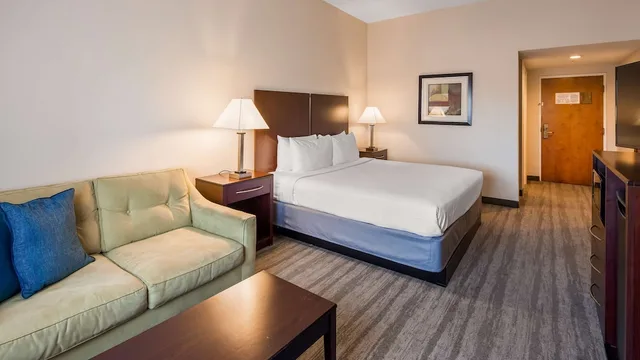 غرفة بسرير كينج وسريرين مزدوجين، Best Western Tampa 3/5