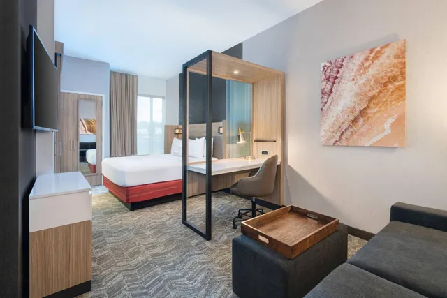 جناح بسرير كينج مع سرير سحّاب إضافي مع أريكة بحوض استحمام لذوي الإعاقة، SpringHill Suites by Marriott Tifton 3/9