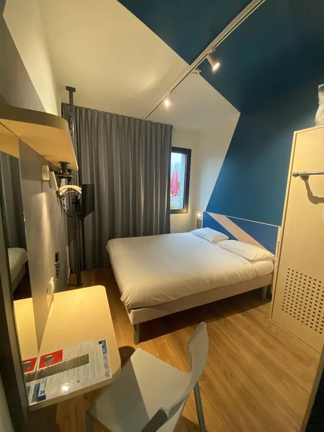 غرفة ثلاثية بسرير مزدوج وسرير فردي، Ibis budget Loudeac Velodrome 2/8