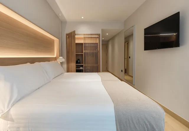 غرفة بسريرين منفصلين مع سرير إضافي، Hotel Zenit Coruna 3/7