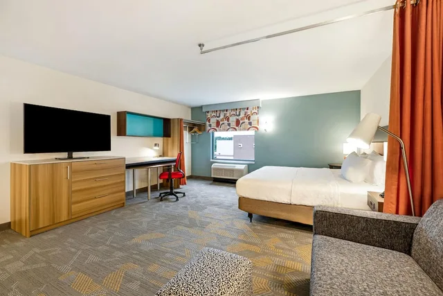 جناح استوديو بسرير كينج بحوض استحمام، Home2 Suites by Hilton Madison East, WI 3/10