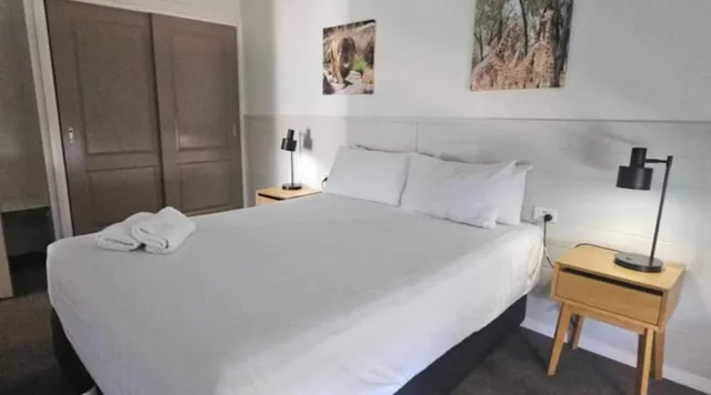2 Bedrooms, Deluxe, Cabin, 1 Queen and 1 Single Bed, Bunk Bed, Accessible, Discovery Parks Dubbo 1/2
