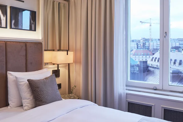 Elegant, Essential, Queen Bed، Bank Hotel 3/5