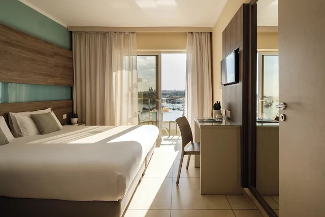 غرفة قياسية بسريرين منفصلين بإطلالة على البحر، 115 The Strand Hotel And Suites 3/7