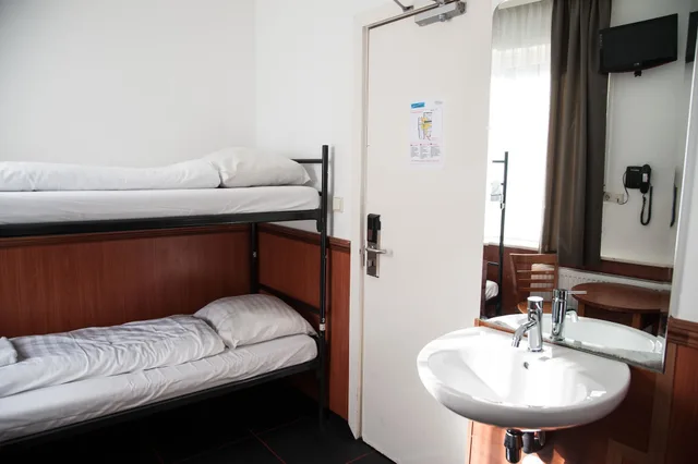 غرفة أساسية بسريرين منفصلين بحمام مشترك، Continental Hotel 6/7