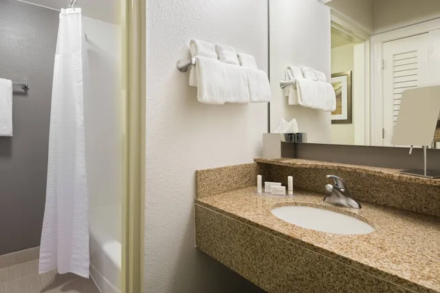 غرفة بسرير كينج مع أريكة، Courtyard by Marriott Wilmington / Wrightsville Beach 5/8