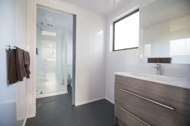 2 Bedrooms, Motel, 1 Queen and 1 Bunk Bed، Hastings Top 10 Holiday Park 4/4