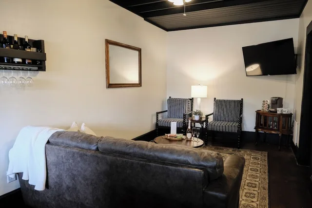 جناح بسرير كينج مع أريكة، The Lodge Above Town Creek 2/6