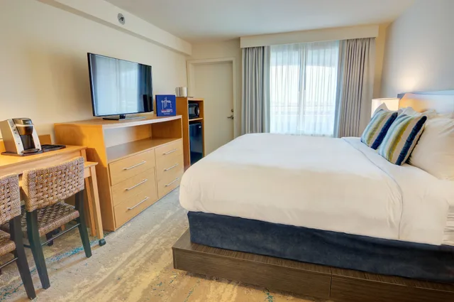 غرفة بسرير كينج بشرفة، Guy Harvey Resort St. Augustine Beach 1/2
