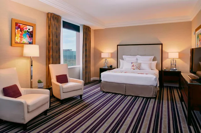 1 Bedroom, Suite, King Bed, Sofa, Autograph Collection Henry 2/5