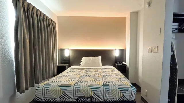 غرفة قياسية بسرير كوين، Studio6 Brownsville, TX 4/10