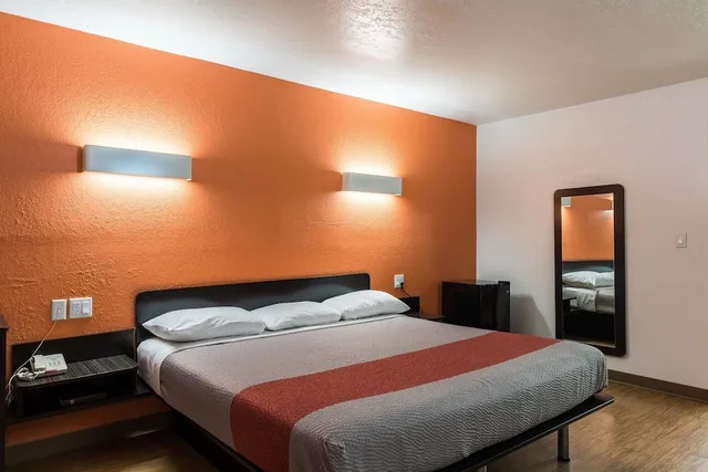 Standard, King Bed, Motel6 Uvalde, TX 10/10
