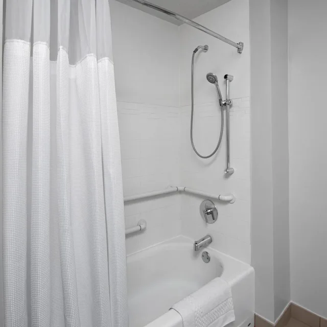 جناح بسرير كينج بغرفة نوم واحدة مع أريكة بحوض استحمام لذوي الإعاقة، Residence Inn White Plains Westchester County 7/8